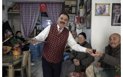 Isparta’da Çay Ocağında Türkü Keyfi: Ramazan Akden Müşterilerine Hem Çay Hem Konser Sunuyor