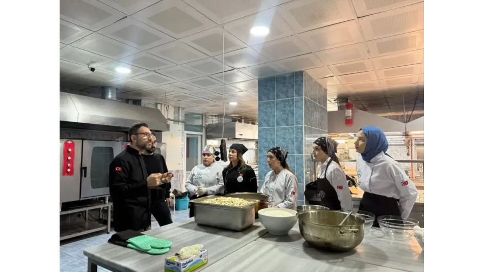 BAÜN’lü Öğrencilerden Örnek Proje: Zihinsel Engelliler ve Sokak Hayvanlarına Mama Hazırladılar