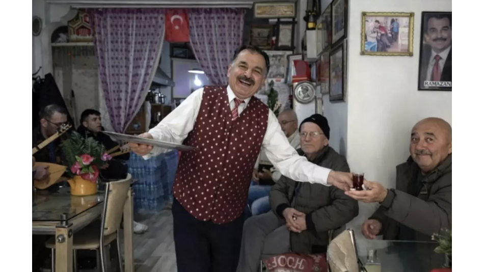 Isparta’da Çay Ocağında Türkü Keyfi: Ramazan Akden Müşterilerine Hem Çay Hem Konser Sunuyor